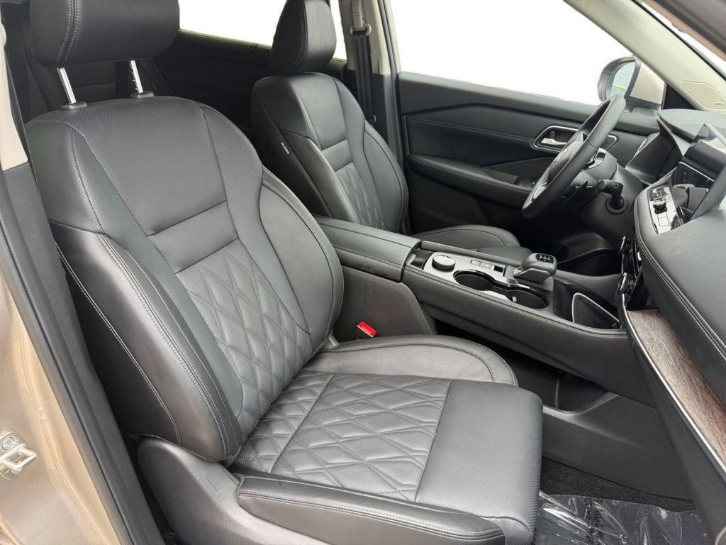 Used 2026 Nissan Rogue Platinum w/ Platinum Premium Package AWD/4WD image 16
