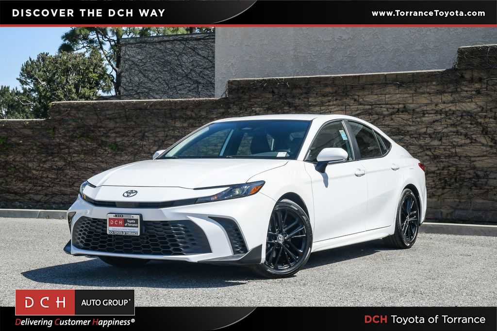 Used 2025 Toyota Camry SE image 1