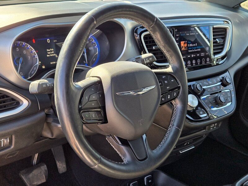 Used 2020 Chrysler Pacifica Touring-L Plus FWD image 19