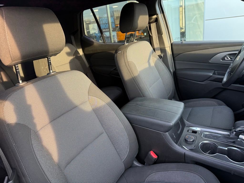 Used 2023 Chevrolet Traverse LT w/ Rear Camera Mirror Package image 29