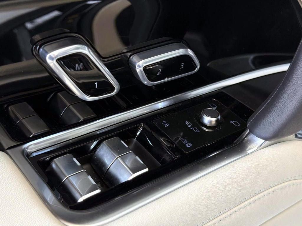 New 2025 Land Rover Range Rover Long Wheelbase Autobiography image 17