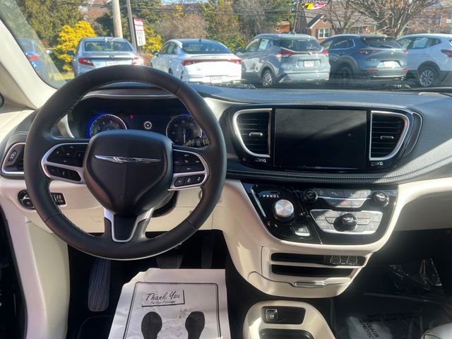 Used 2023 Chrysler Pacifica Touring-L image 18