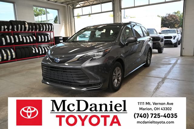 Used 2025 Toyota Sienna LE AWD/4WD image 1