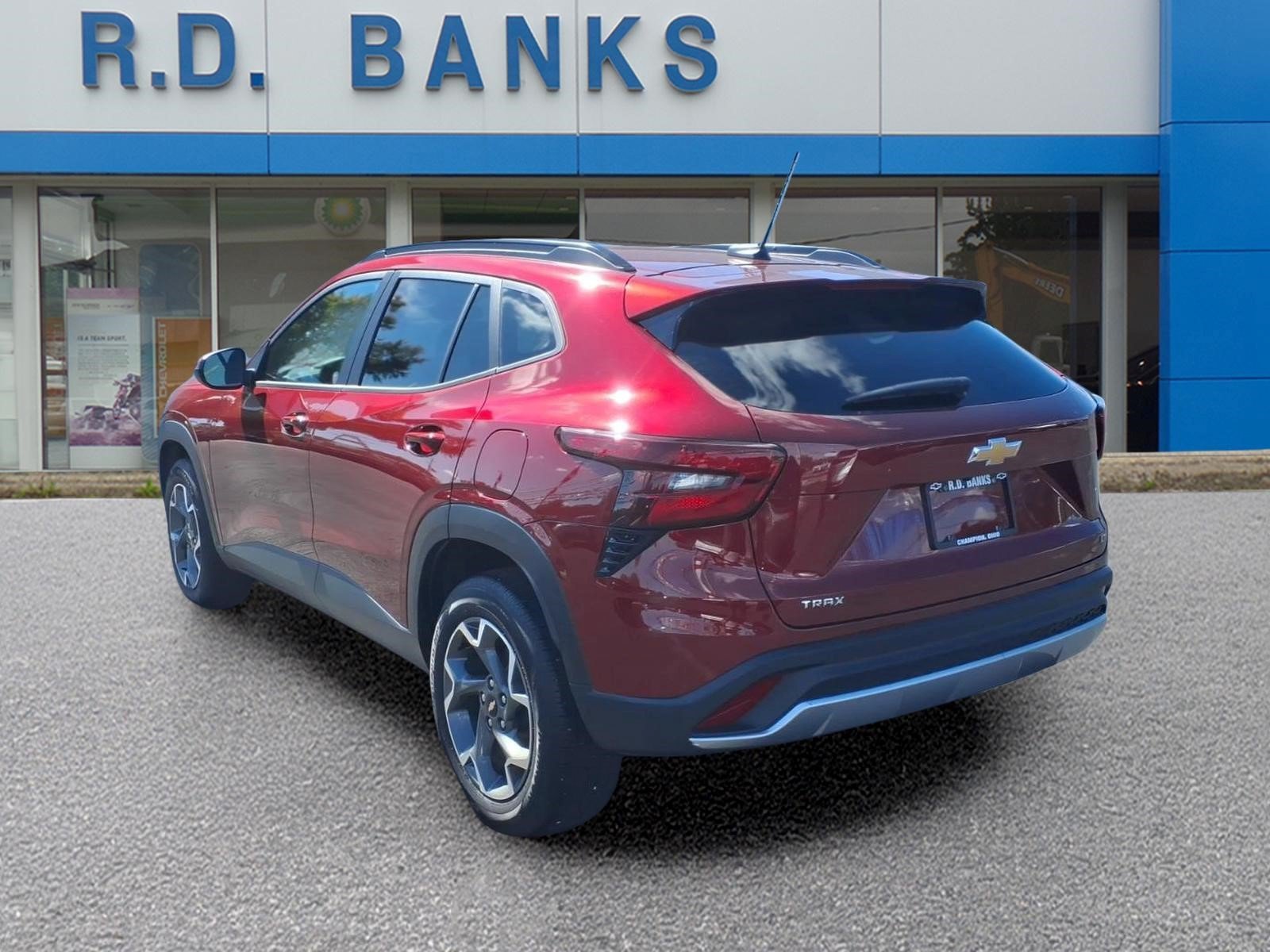 Used 2025 Chevrolet Trax LT w/ Sunroof Package FWD image 3