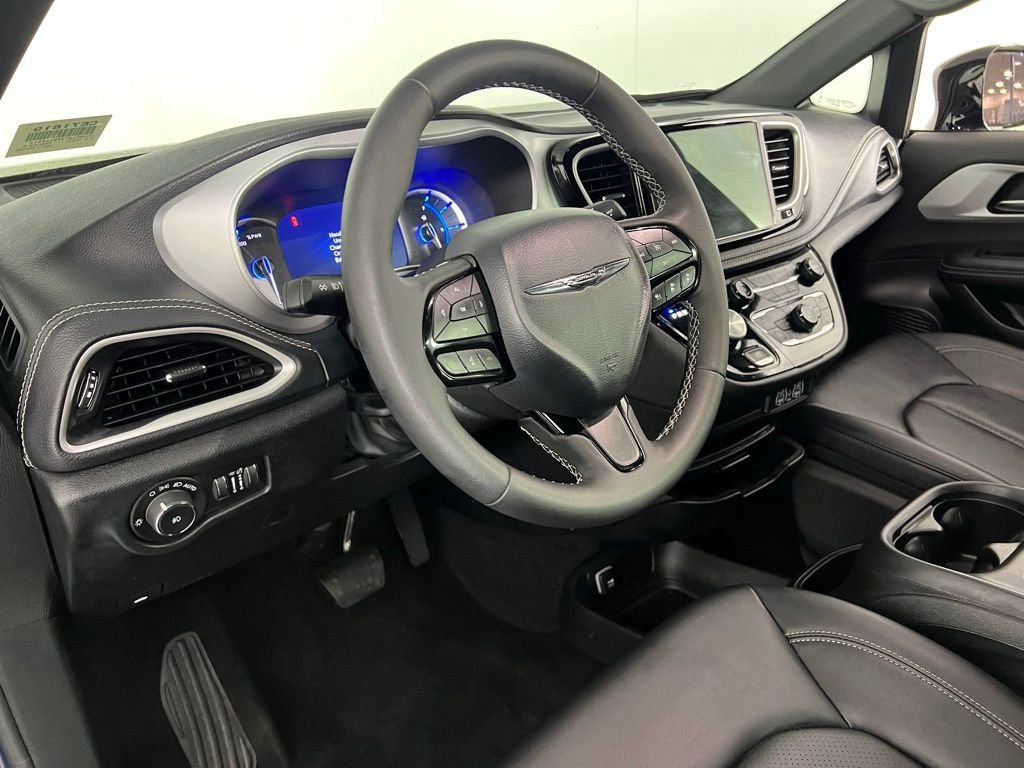 Certified 2024 Chrysler Pacifica Limited image 21