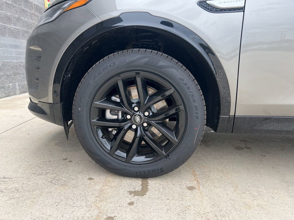 New 2025 Land Rover Discovery Sport Dynamic SE image 23