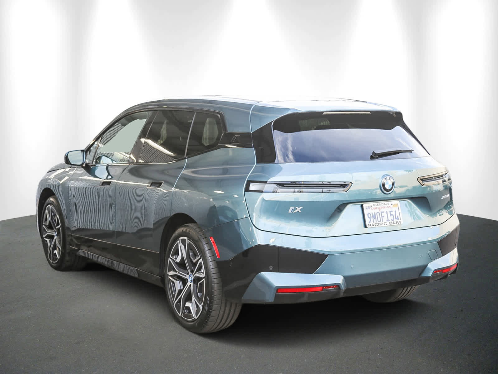 Used 2025 BMW iX xDrive50 w/ Premium Package image 4