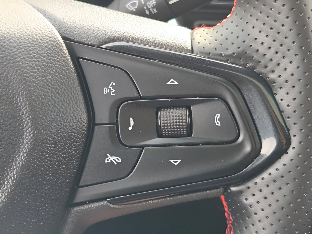 Used 2025 Chevrolet Trax RS w/ Sunroof Package FWD image 36