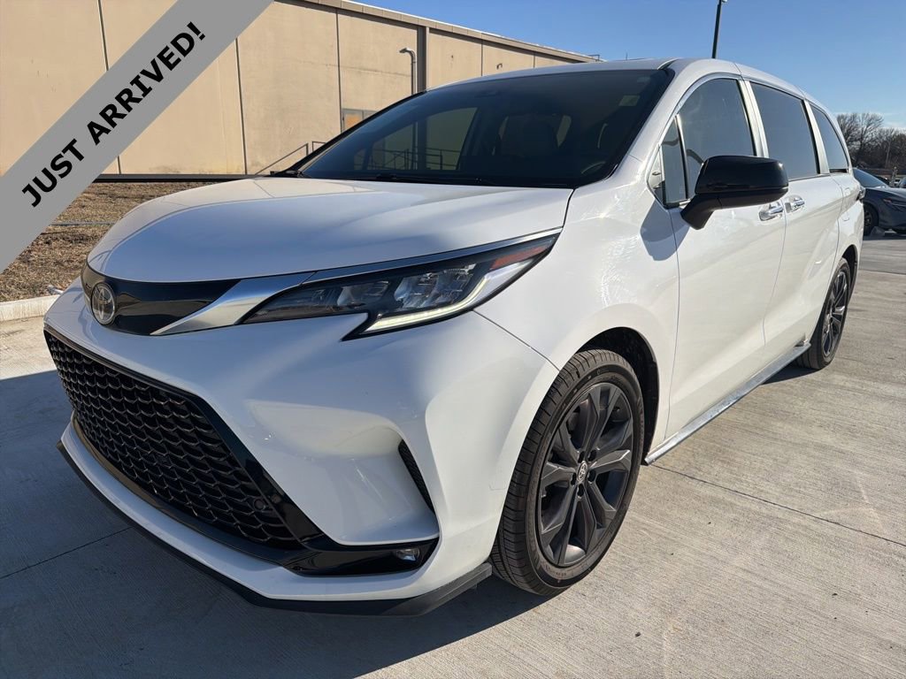 Used 2022 Toyota Sienna XSE image 1