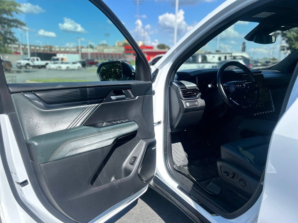 Used 2025 GMC Acadia AT4 w/ Luxury Package AWD/4WD image 10