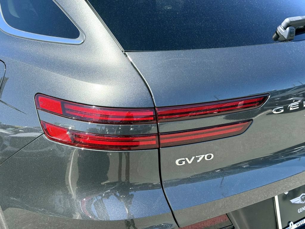 Certified 2025 Genesis GV70 2.5T AWD/4WD image 15