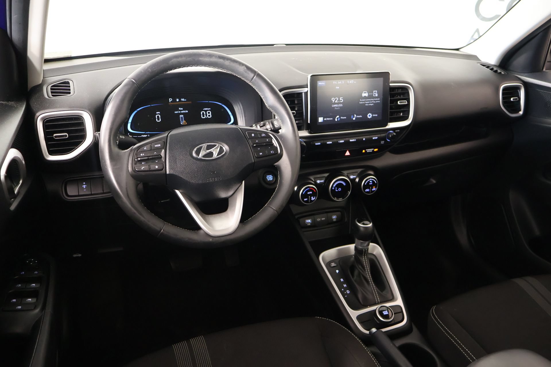 Used 2025 Hyundai Venue SEL FWD image 2