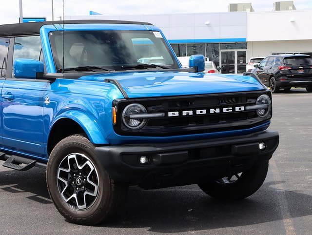 Used 2023 Ford Bronco Outer Banks image 2