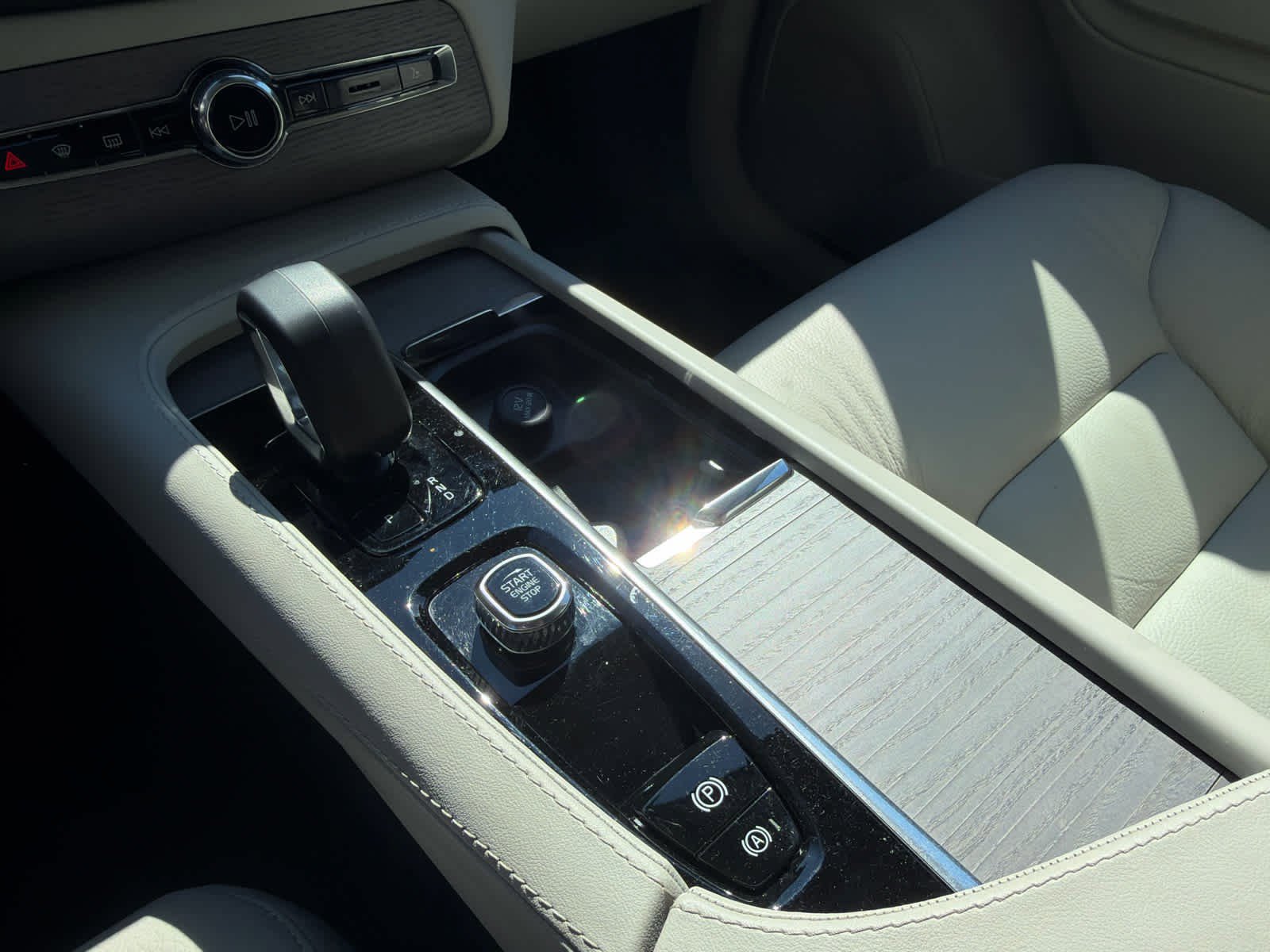 Certified 2024 Volvo XC90 T8 Plus w/ Protection Package Premier image 62