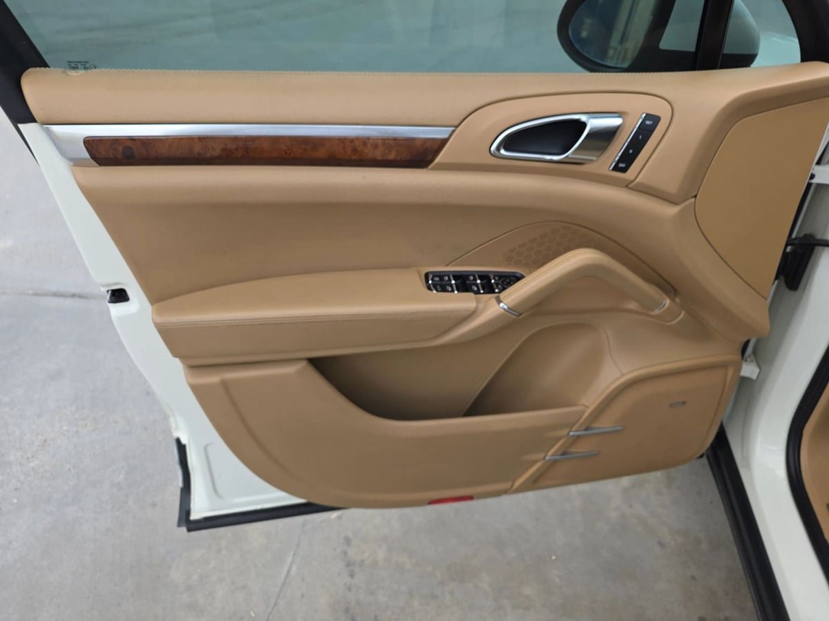 Used 2011 Porsche Cayenne Turbo AWD/4WD image 14