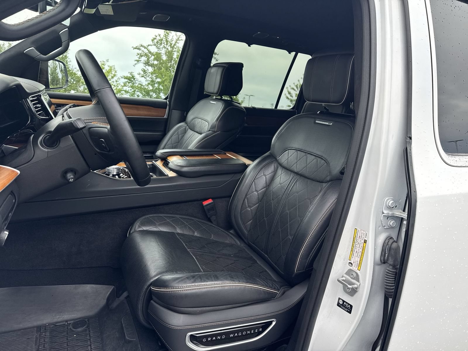 Used 2024 Jeep Grand Wagoneer L Series III AWD/4WD image 11