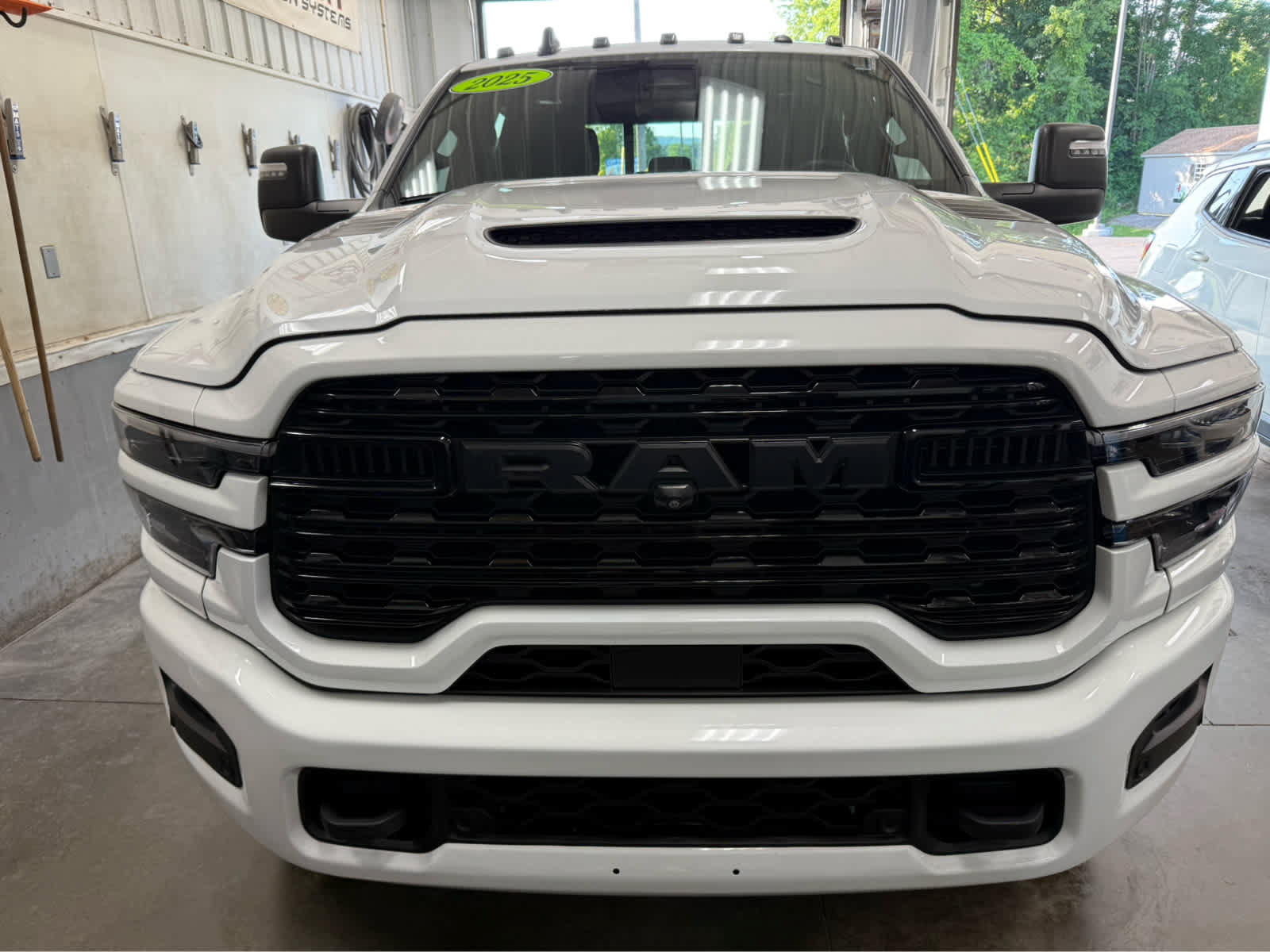 Used 2025 RAM 3500 Limited AWD/4WD image 2
