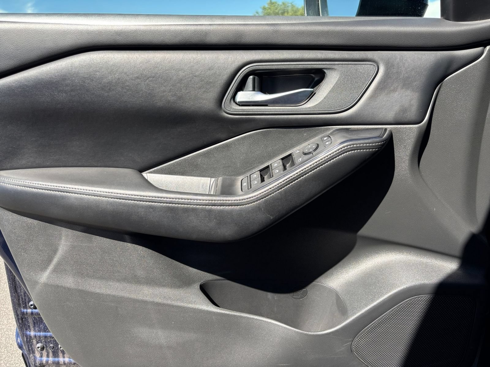 Used 2025 Nissan Rogue SV AWD/4WD image 18