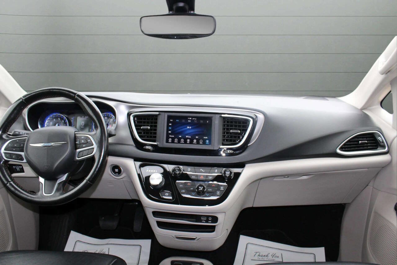 Used 2020 Chrysler Pacifica Touring-L FWD image 21