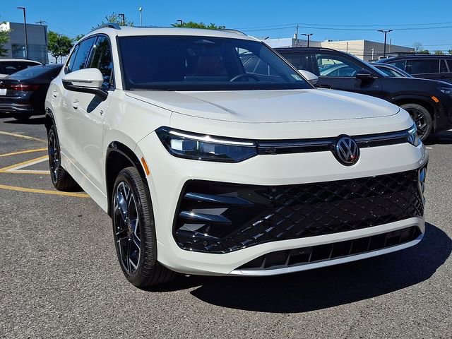 Used 2025 Volkswagen Tiguan SEL R-Line AWD/4WD image 2