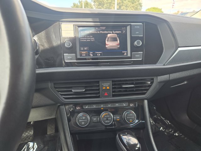 Used 2024 Volkswagen Jetta SE FWD image 16