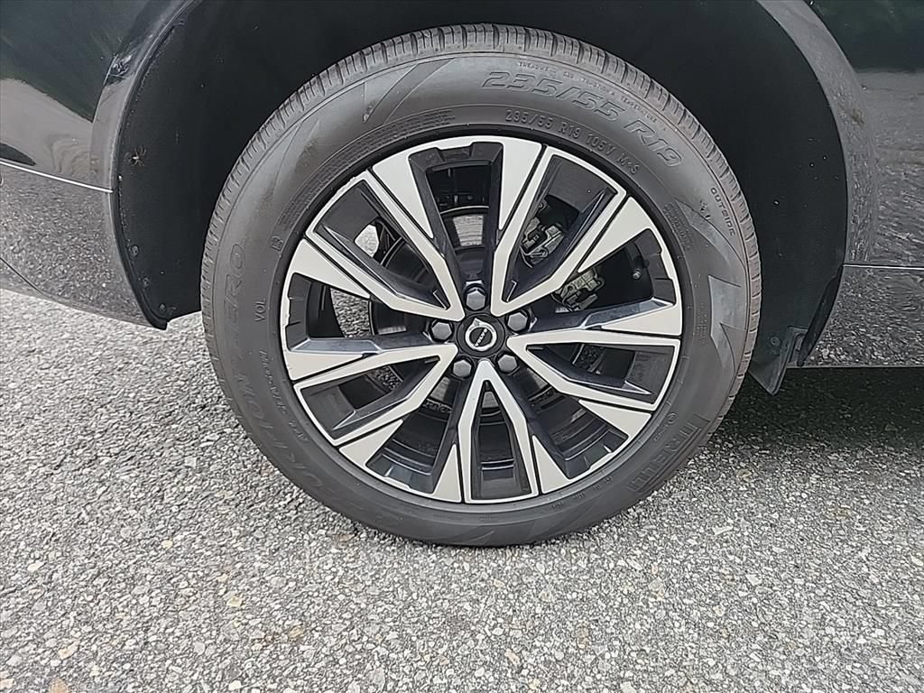 Certified 2025 Volvo XC60 B5 Plus w/ Climate Package AWD/4WD image 10