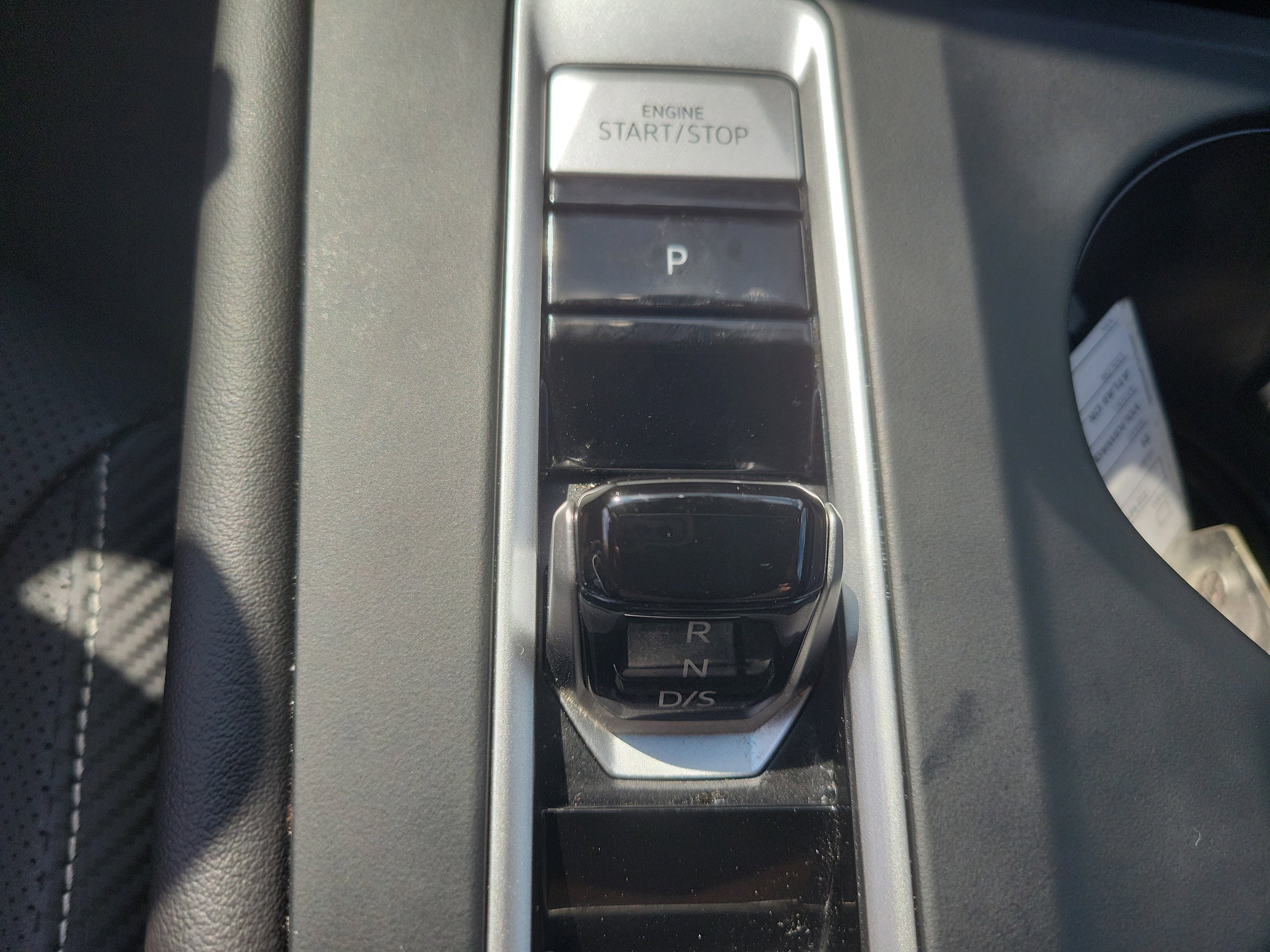 Used 2025 Volkswagen Atlas Cross Sport SE image 27