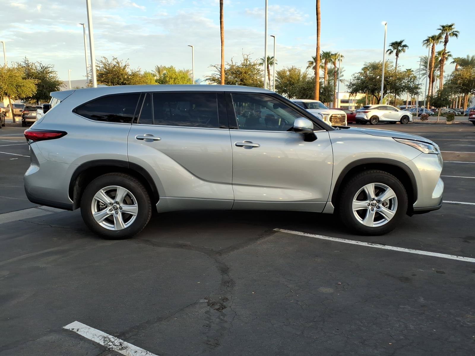 Certified 2020 Toyota Highlander L FWD image 3