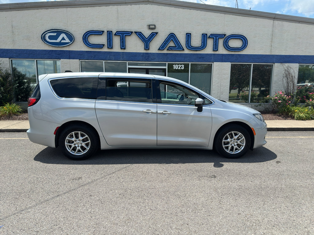 Used 2023 Chrysler Voyager LX FWD image 3