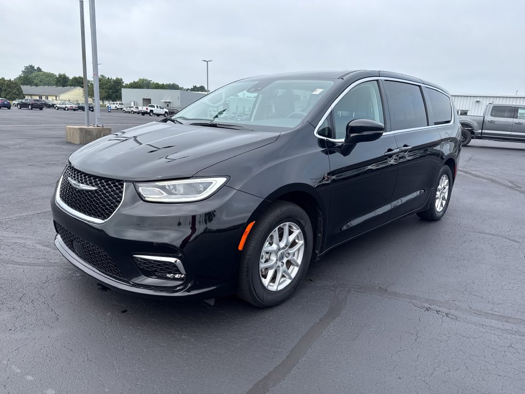 Used 2024 Chrysler Pacifica Touring-L FWD image 4