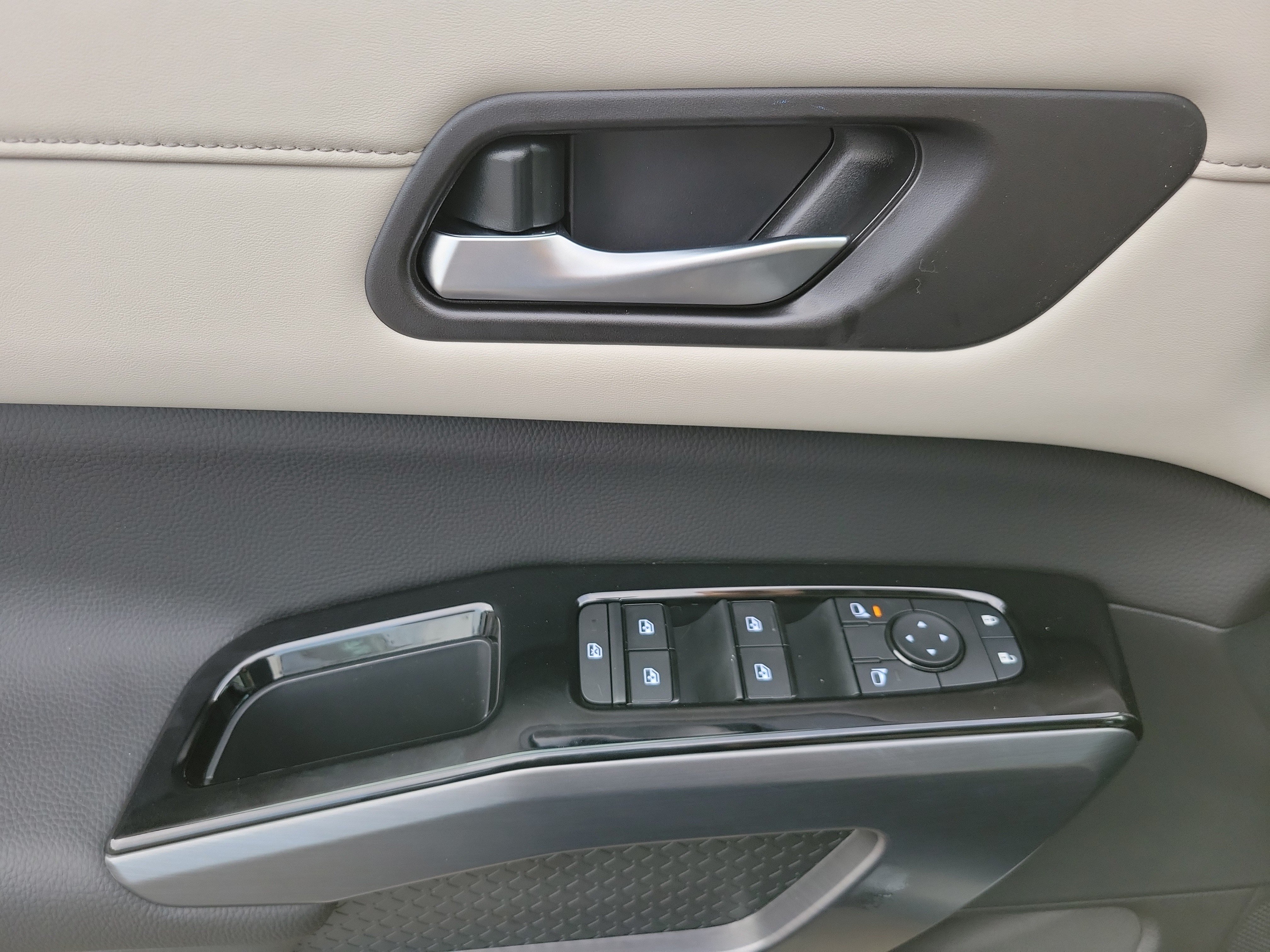 New 2026 Nissan Pathfinder SL w/ Cargo Package FWD image 24