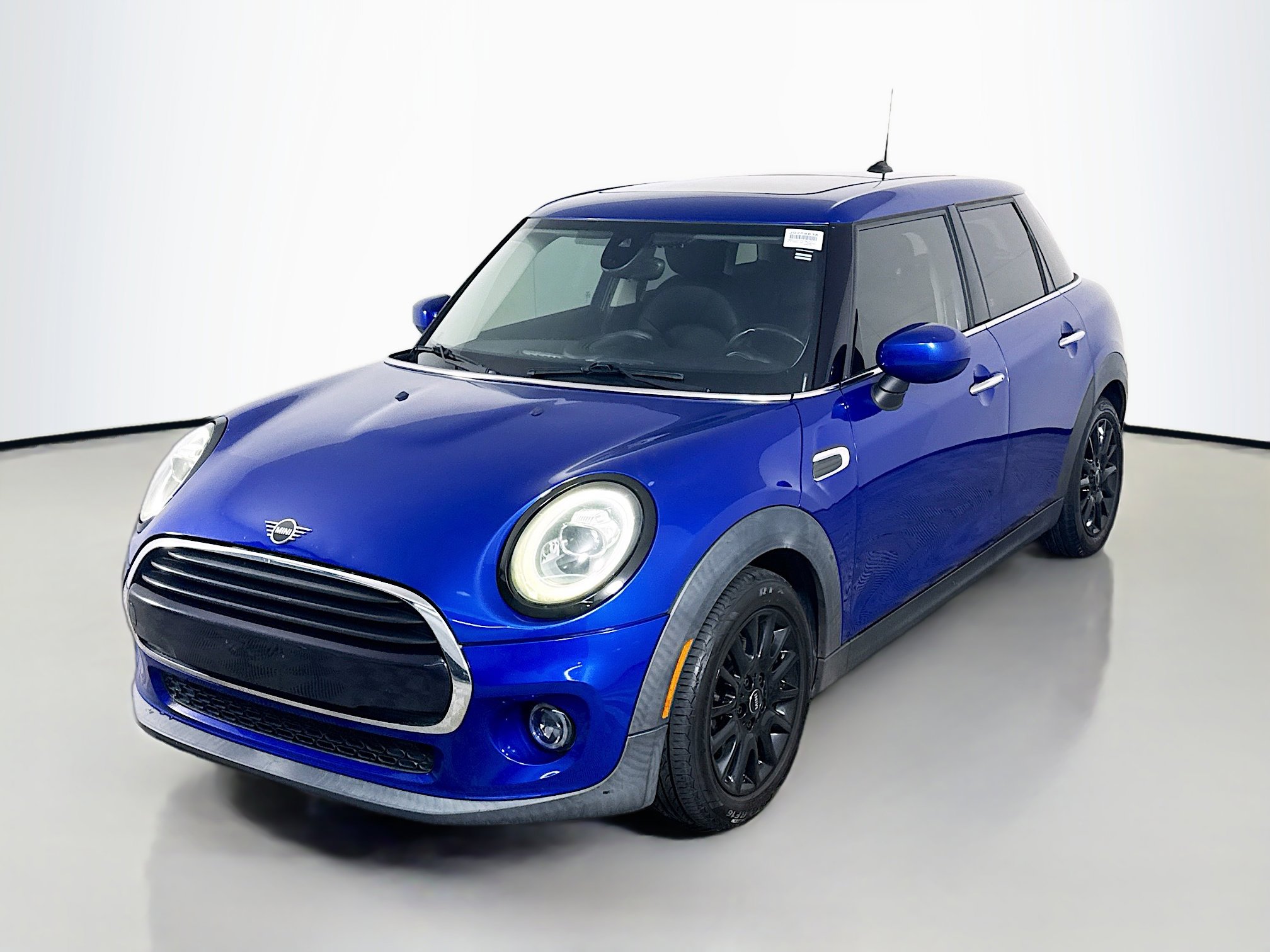 Used 2020 MINI Cooper 4-Door Hardtop image 4