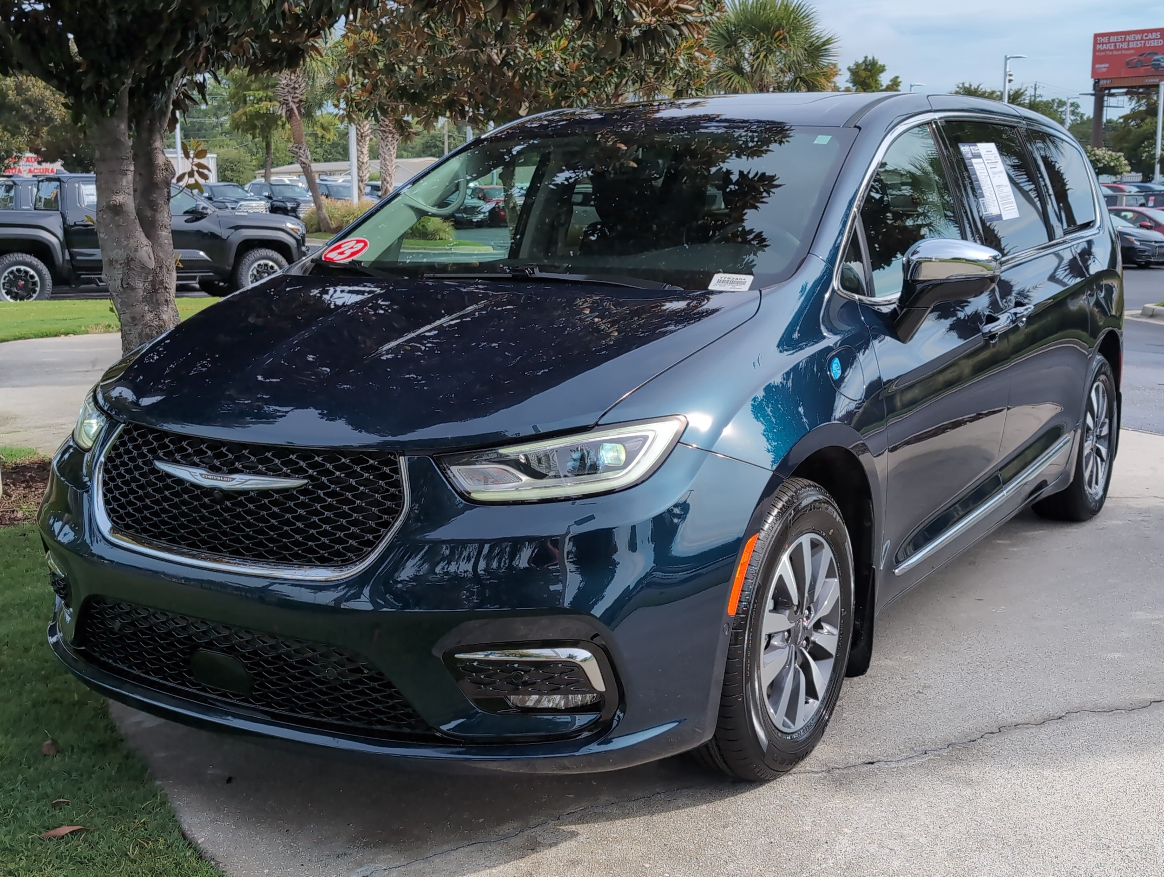 Used 2023 Chrysler Pacifica Limited FWD image 5