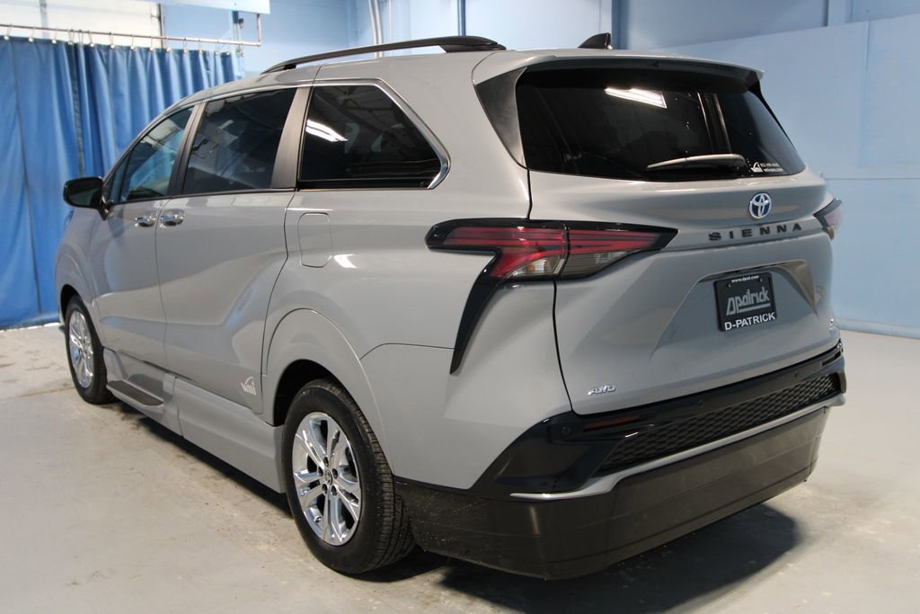 Used 2023 Toyota Sienna XSE image 34