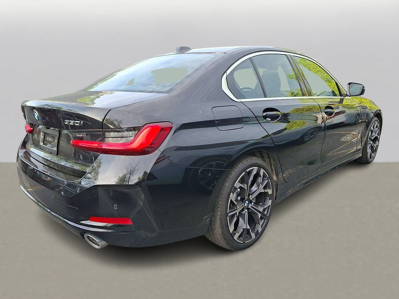 Used 2025 BMW 330i xDrive Sedan w/ Premium Package AWD/4WD image 3