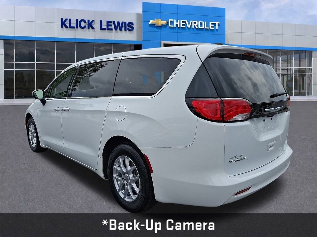 Used 2022 Chrysler Voyager LX image 4