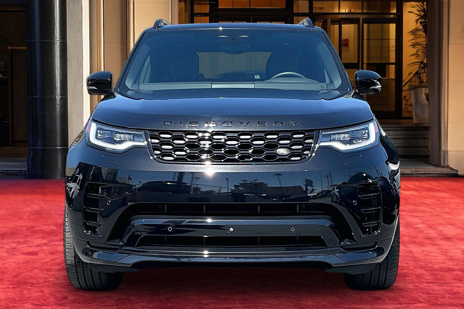 Used 2024 Land Rover Discovery Dynamic SE AWD/4WD image 3