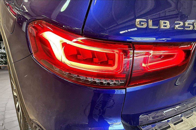 Used 2021 Mercedes-Benz GLB 250 w/ Premium Package image 25