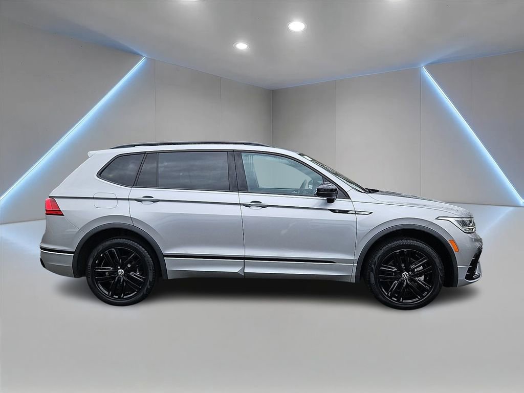 Certified 2022 Volkswagen Tiguan SE R-Line image 4