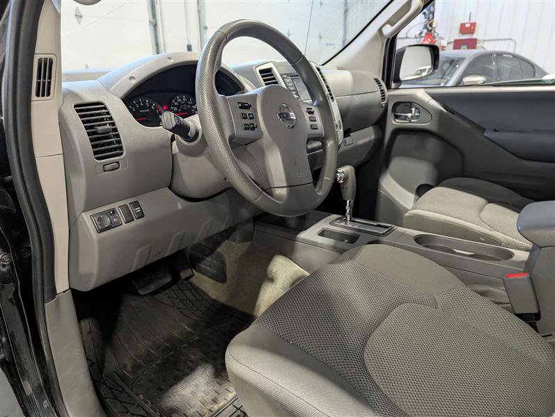 Used 2016 Nissan Frontier SV image 9