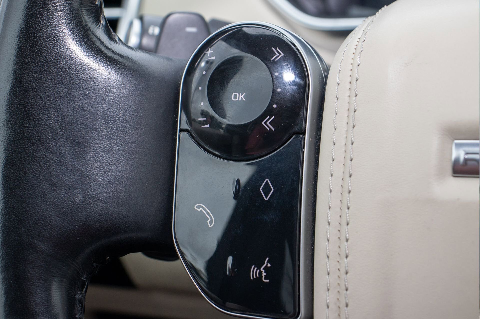 Used 2018 Land Rover Range Rover HSE image 28