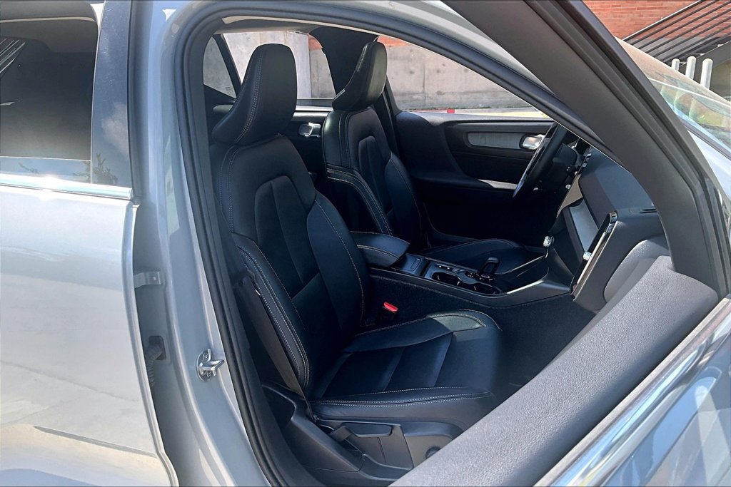 Certified 2025 Volvo XC40 B5 Core AWD/4WD image 10