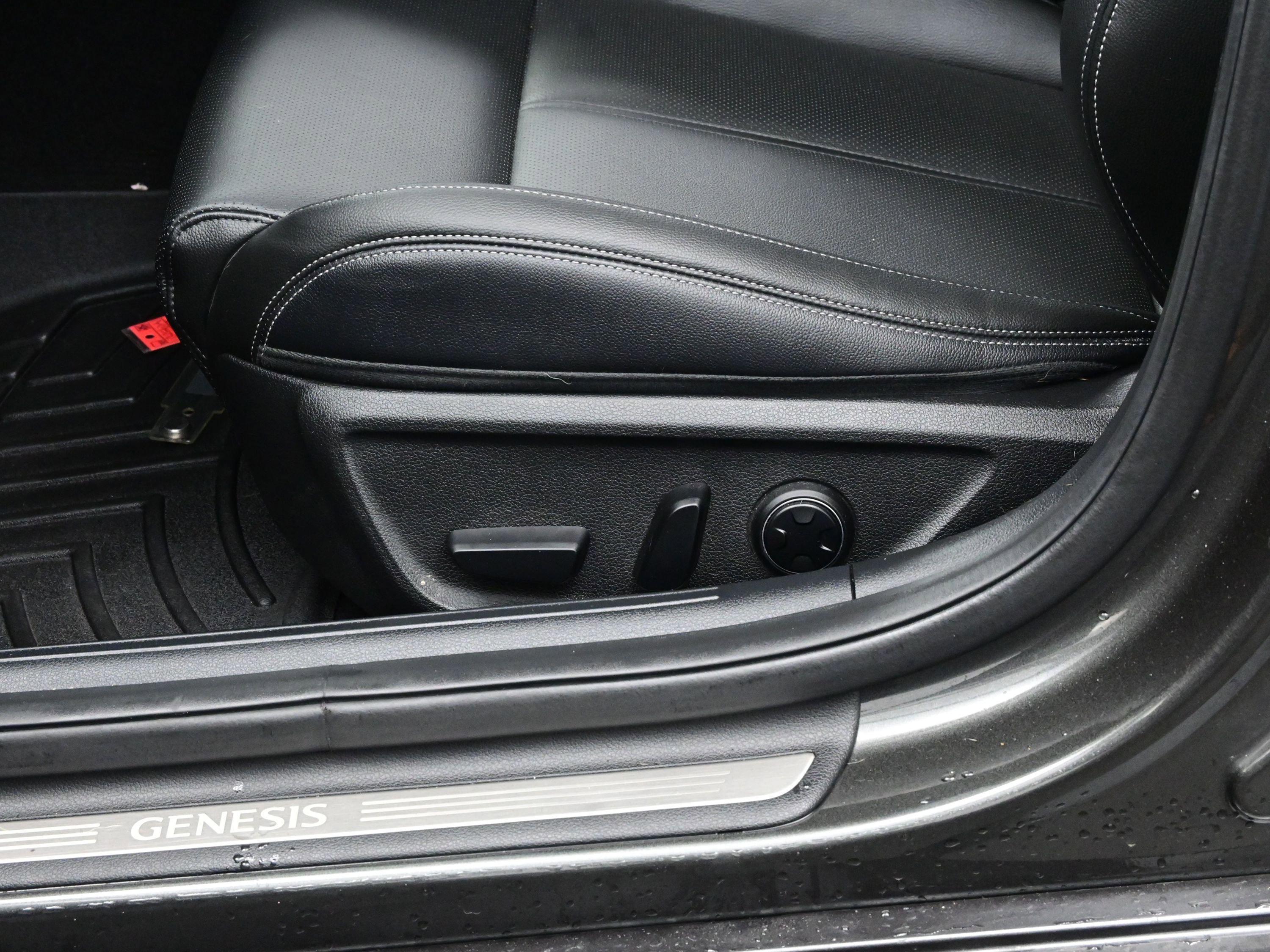 Certified 2023 Genesis G70 2.0T image 11