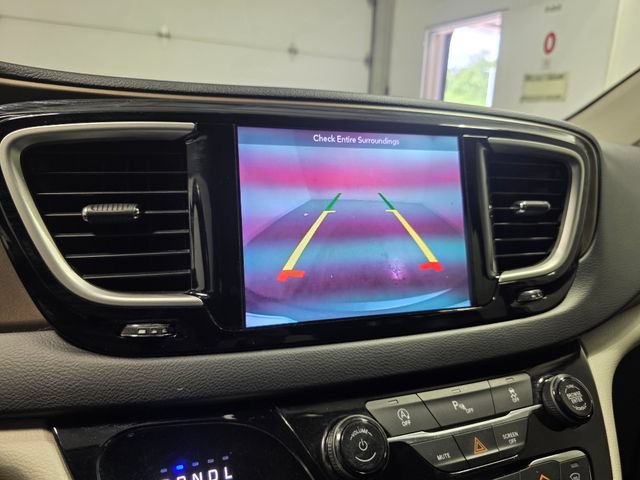Used 2018 Chrysler Pacifica Touring-L FWD image 26