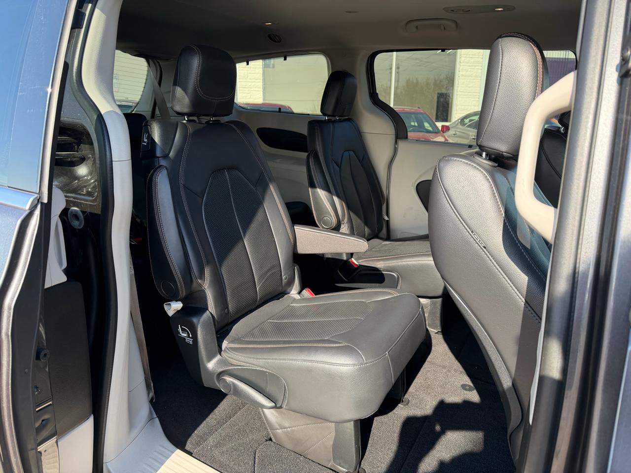 Used 2018 Chrysler Pacifica Touring-L w/ Tire & Wheel Group image 17