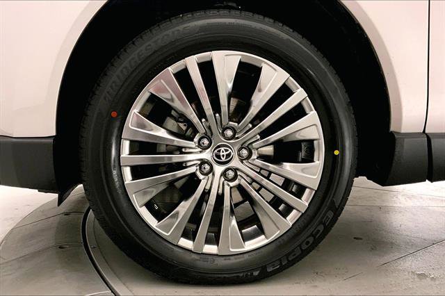 Used 2024 Toyota Venza XLE image 8