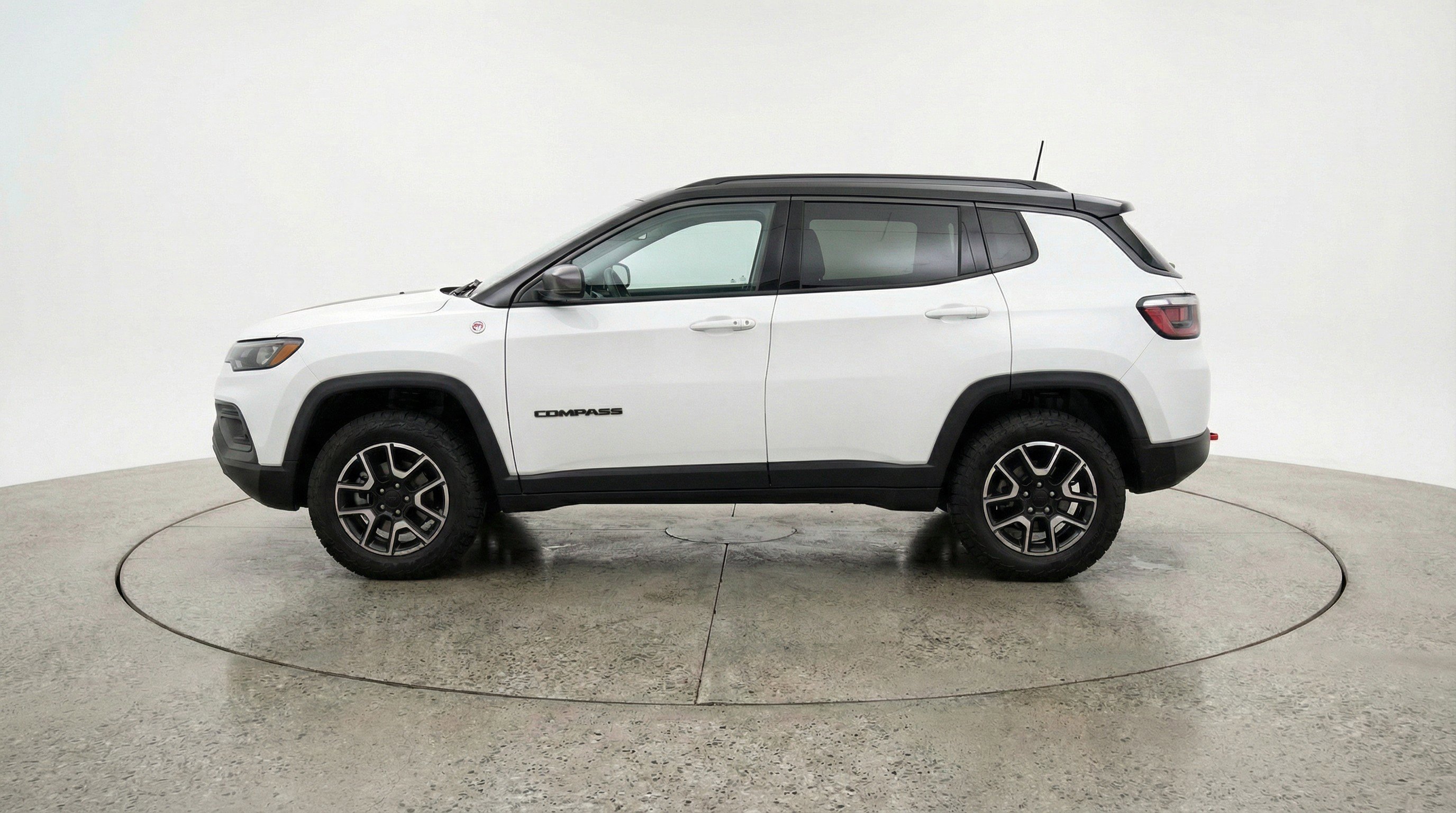Used 2025 Jeep Compass Trailhawk AWD/4WD image 5