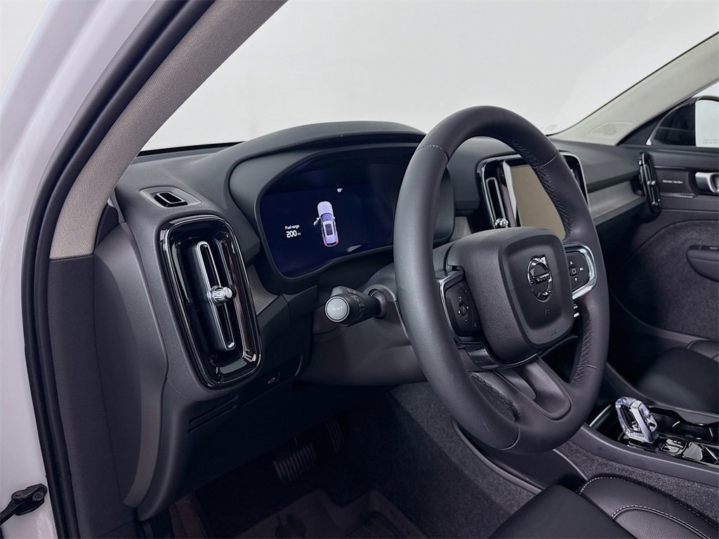 Used 2023 Volvo XC40 B5 Ultimate w/ Protection Package Premier image 4