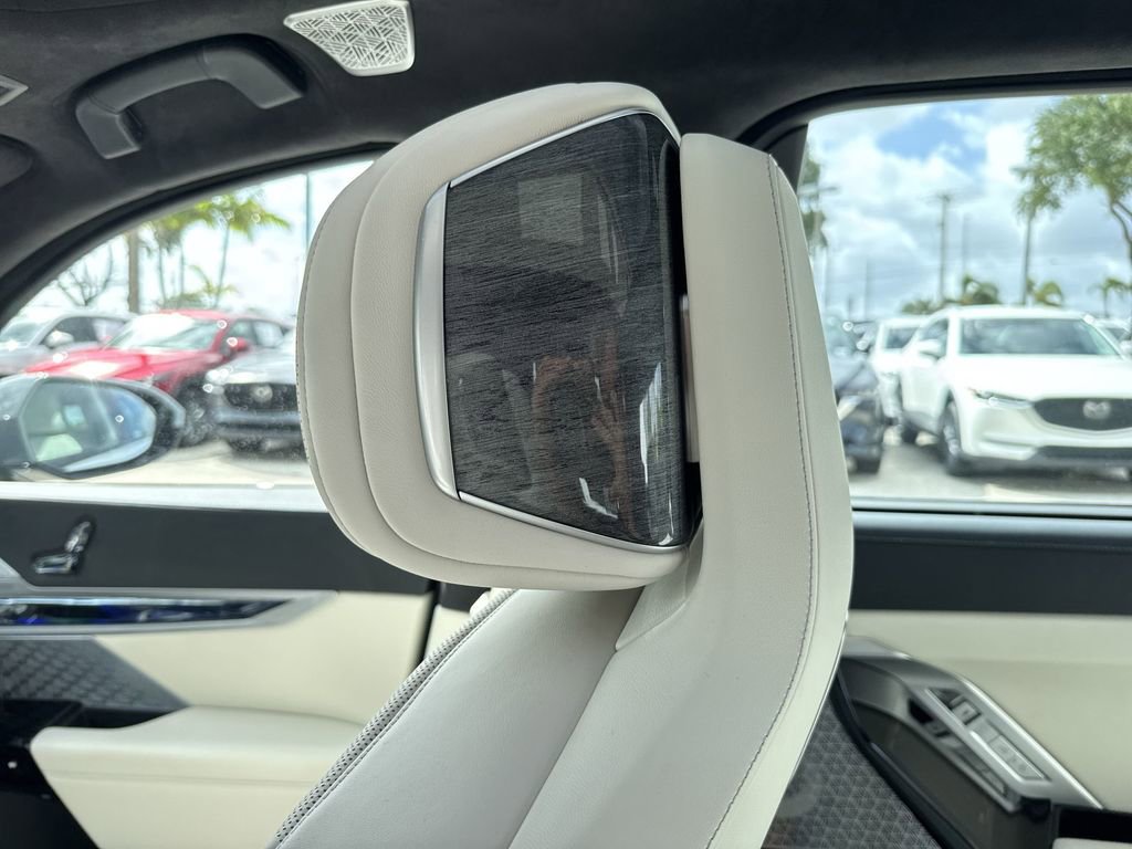 Used 2023 BMW 760i xDrive image 16