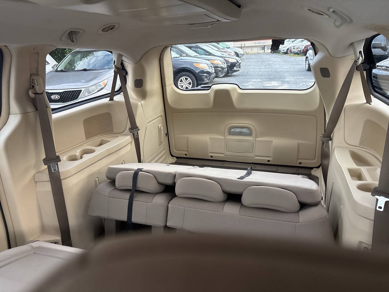 Used 2010 Chrysler Town & Country Touring w/ Entertainment Group #2 FWD image 11